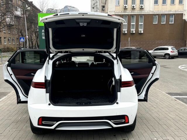 Белый Ягуар Е-Тайп, объемом двигателя 2 л и пробегом 46 тыс. км за 46000 $, фото 5 на Automoto.ua