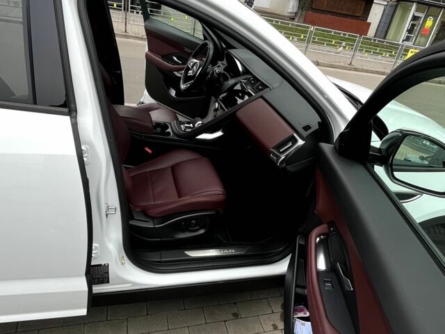 Белый Ягуар Е-Тайп, объемом двигателя 2 л и пробегом 46 тыс. км за 46000 $, фото 11 на Automoto.ua