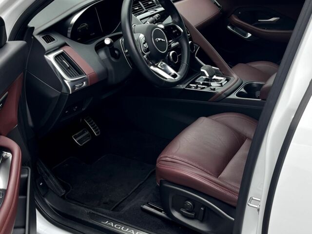 Белый Ягуар Е-Тайп, объемом двигателя 2 л и пробегом 46 тыс. км за 46000 $, фото 9 на Automoto.ua