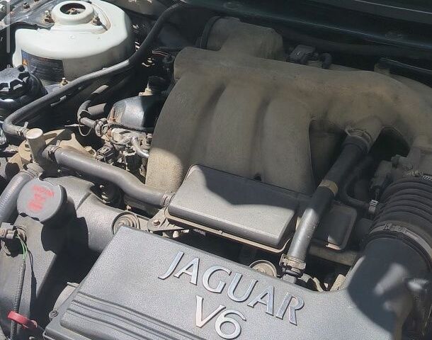 Серый Ягуар Е-Тайп, объемом двигателя 2.5 л и пробегом 167 тыс. км за 3779 $, фото 1 на Automoto.ua