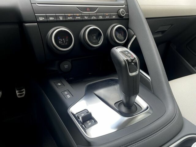 Синий Ягуар Е-Тайп, объемом двигателя 2 л и пробегом 45 тыс. км за 26500 $, фото 15 на Automoto.ua