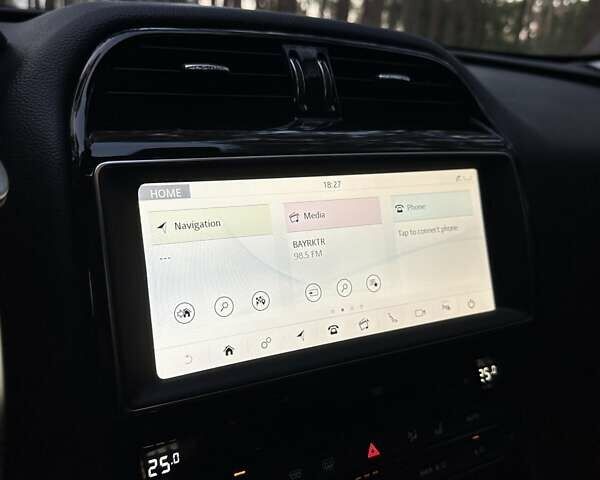 Білий Ягуар Ф-Пейс, об'ємом двигуна 2 л та пробігом 155 тис. км за 17999 $, фото 39 на Automoto.ua