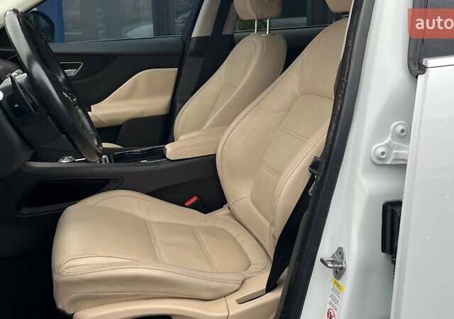 Белый Ягуар Ф-Пейс, объемом двигателя 3 л и пробегом 173 тыс. км за 14900 $, фото 18 на Automoto.ua