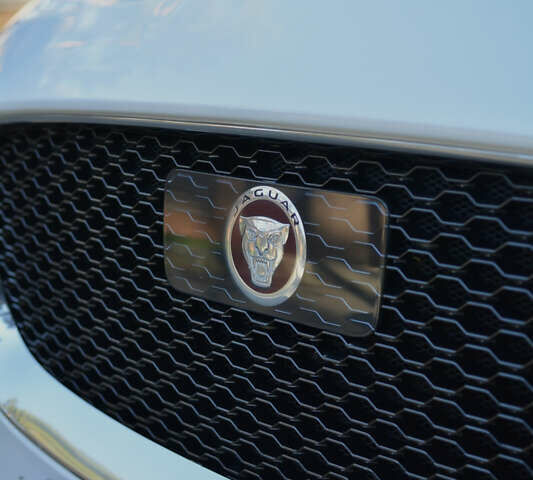 Білий Ягуар Ф-Пейс, об'ємом двигуна 2 л та пробігом 192 тис. км за 19300 $, фото 5 на Automoto.ua