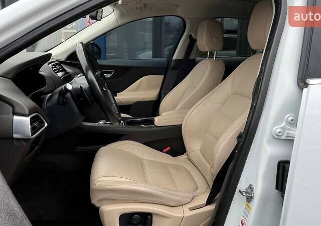 Белый Ягуар Ф-Пейс, объемом двигателя 3 л и пробегом 173 тыс. км за 14900 $, фото 12 на Automoto.ua