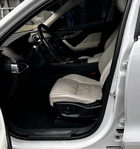 Белый Ягуар Ф-Пейс, объемом двигателя 3 л и пробегом 153 тыс. км за 20500 $, фото 12 на Automoto.ua