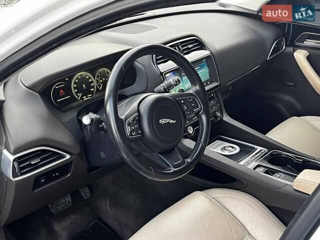 Белый Ягуар Ф-Пейс, объемом двигателя 3 л и пробегом 173 тыс. км за 14900 $, фото 23 на Automoto.ua