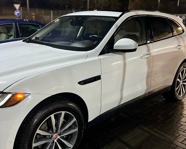 Белый Ягуар Ф-Пейс, объемом двигателя 3 л и пробегом 77 тыс. км за 26500 $, фото 3 на Automoto.ua