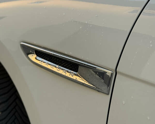 Білий Ягуар Ф-Пейс, об'ємом двигуна 2 л та пробігом 209 тис. км за 17900 $, фото 19 на Automoto.ua