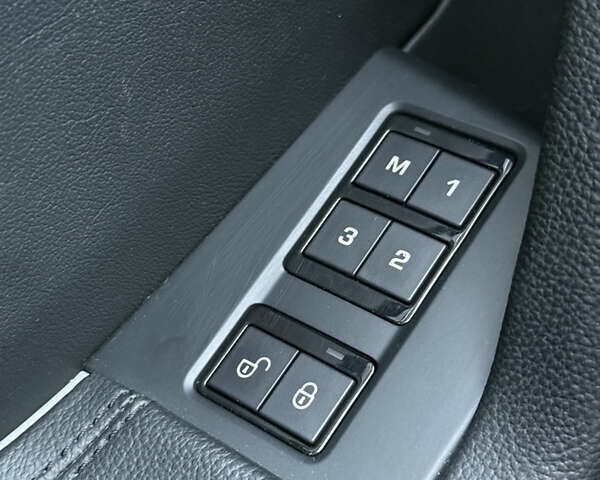 Білий Ягуар Ф-Пейс, об'ємом двигуна 2 л та пробігом 209 тис. км за 17900 $, фото 42 на Automoto.ua