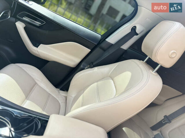 Білий Ягуар Ф-Пейс, об'ємом двигуна 2 л та пробігом 199 тис. км за 22900 $, фото 53 на Automoto.ua