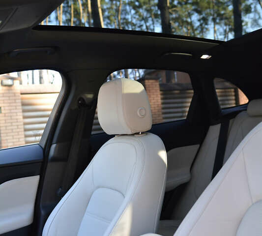 Білий Ягуар Ф-Пейс, об'ємом двигуна 2 л та пробігом 192 тис. км за 19300 $, фото 14 на Automoto.ua