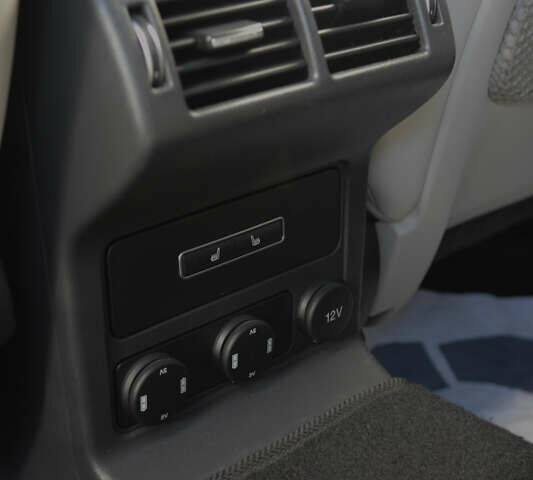 Білий Ягуар Ф-Пейс, об'ємом двигуна 2 л та пробігом 192 тис. км за 19300 $, фото 18 на Automoto.ua