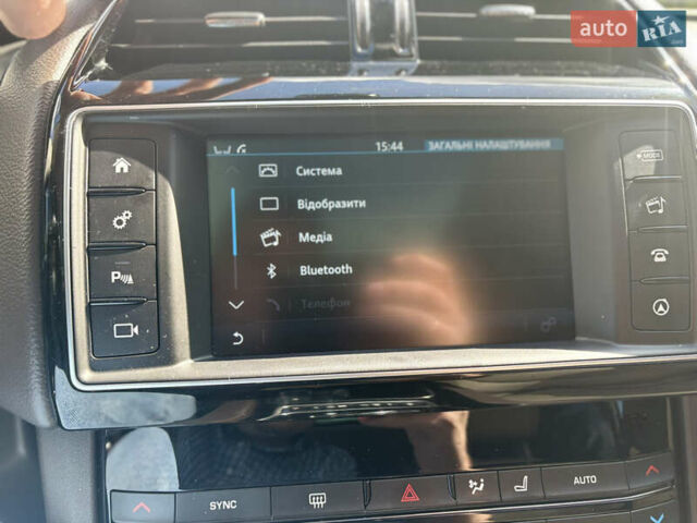 Білий Ягуар Ф-Пейс, об'ємом двигуна 2 л та пробігом 199 тис. км за 22900 $, фото 37 на Automoto.ua