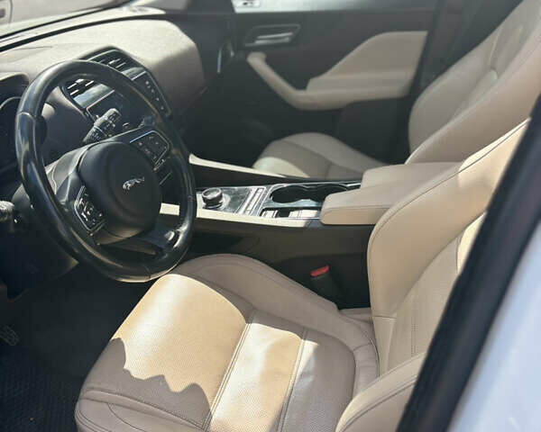 Білий Ягуар Ф-Пейс, об'ємом двигуна 2 л та пробігом 199 тис. км за 22900 $, фото 44 на Automoto.ua