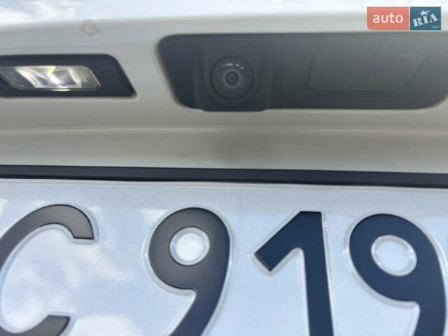 Білий Ягуар Ф-Пейс, об'ємом двигуна 2 л та пробігом 199 тис. км за 22900 $, фото 11 на Automoto.ua