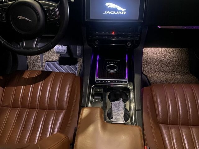 Белый Ягуар Ф-Пейс, объемом двигателя 2 л и пробегом 148 тыс. км за 25100 $, фото 10 на Automoto.ua