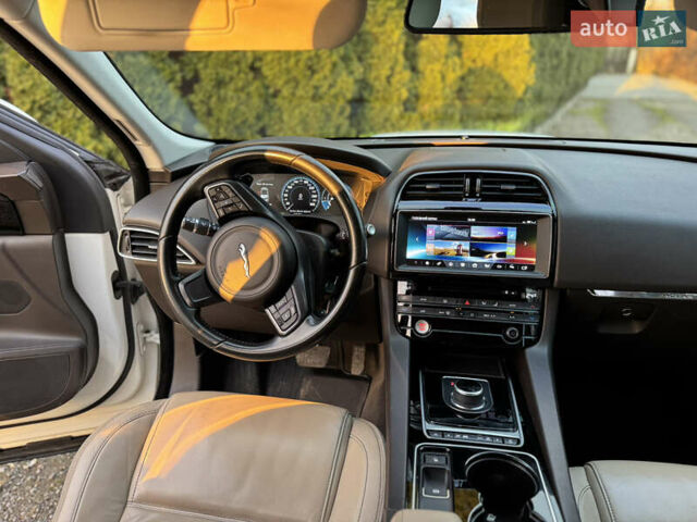 Белый Ягуар Ф-Пейс, объемом двигателя 2 л и пробегом 203 тыс. км за 27000 $, фото 2 на Automoto.ua