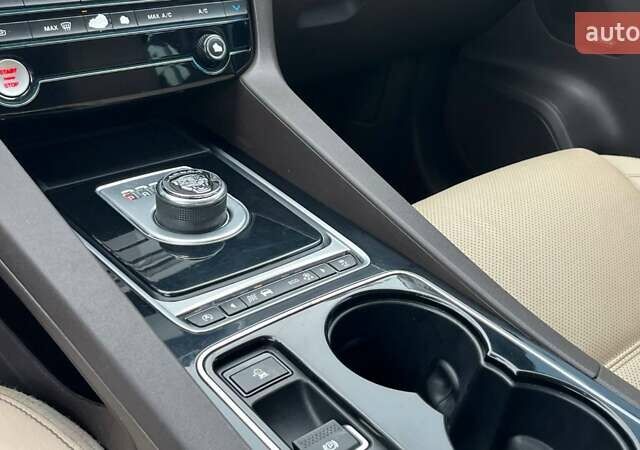 Белый Ягуар Ф-Пейс, объемом двигателя 3 л и пробегом 173 тыс. км за 14900 $, фото 11 на Automoto.ua