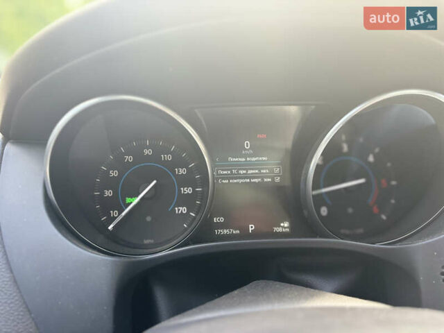 Білий Ягуар Ф-Пейс, об'ємом двигуна 2 л та пробігом 199 тис. км за 22900 $, фото 35 на Automoto.ua