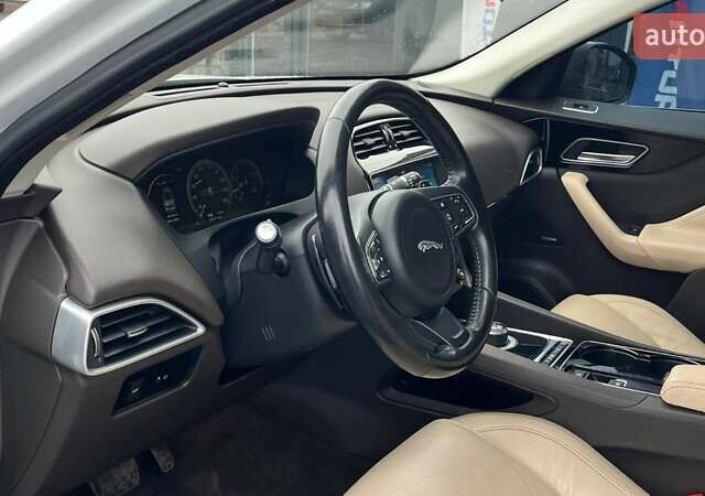 Белый Ягуар Ф-Пейс, объемом двигателя 3 л и пробегом 173 тыс. км за 14900 $, фото 15 на Automoto.ua