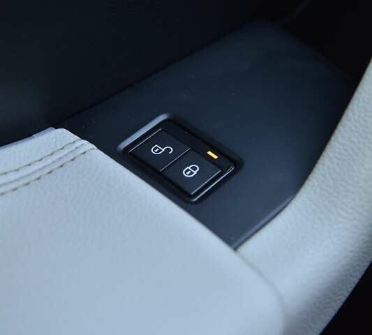 Білий Ягуар Ф-Пейс, об'ємом двигуна 2 л та пробігом 192 тис. км за 19300 $, фото 13 на Automoto.ua