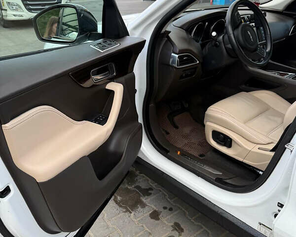 Белый Ягуар Ф-Пейс, объемом двигателя 3 л и пробегом 77 тыс. км за 26500 $, фото 14 на Automoto.ua