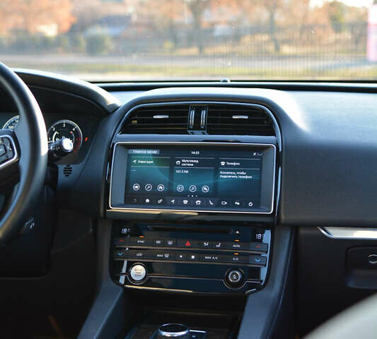 Білий Ягуар Ф-Пейс, об'ємом двигуна 2 л та пробігом 192 тис. км за 19300 $, фото 10 на Automoto.ua