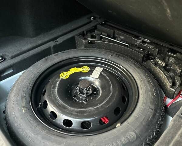 Білий Ягуар Ф-Пейс, об'ємом двигуна 2 л та пробігом 155 тис. км за 17999 $, фото 17 на Automoto.ua