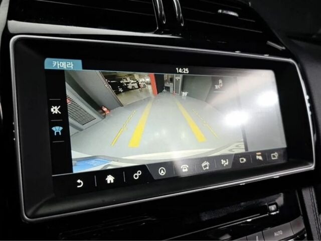 Белый Ягуар Ф-Пейс, объемом двигателя 2 л и пробегом 148 тыс. км за 25100 $, фото 17 на Automoto.ua