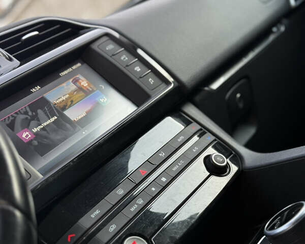 Білий Ягуар Ф-Пейс, об'ємом двигуна 2 л та пробігом 209 тис. км за 17900 $, фото 36 на Automoto.ua