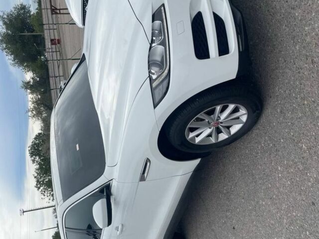 Белый Ягуар Ф-Пейс, объемом двигателя 2 л и пробегом 148 тыс. км за 25100 $, фото 2 на Automoto.ua