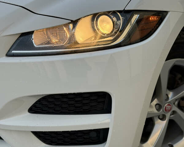 Білий Ягуар Ф-Пейс, об'ємом двигуна 2 л та пробігом 209 тис. км за 17900 $, фото 13 на Automoto.ua