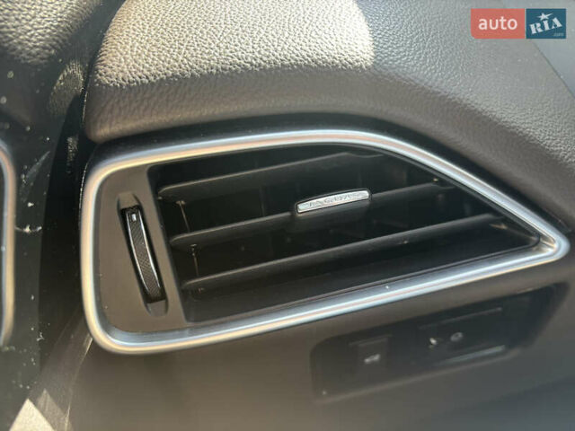 Білий Ягуар Ф-Пейс, об'ємом двигуна 2 л та пробігом 199 тис. км за 22900 $, фото 52 на Automoto.ua