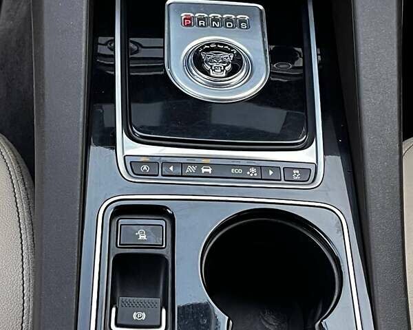 Белый Ягуар Ф-Пейс, объемом двигателя 3 л и пробегом 173 тыс. км за 14900 $, фото 26 на Automoto.ua