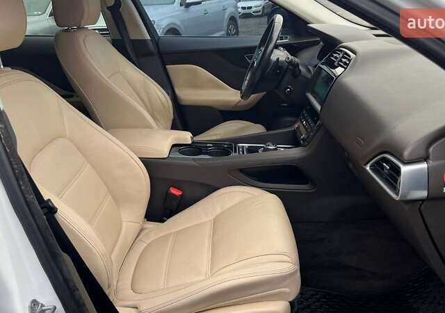 Белый Ягуар Ф-Пейс, объемом двигателя 3 л и пробегом 173 тыс. км за 14900 $, фото 36 на Automoto.ua