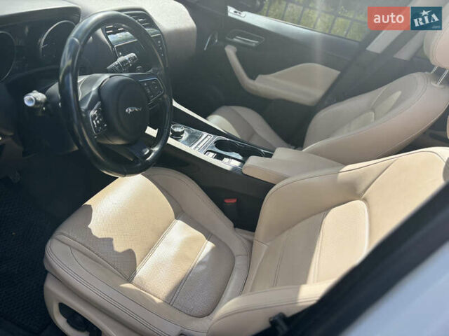 Білий Ягуар Ф-Пейс, об'ємом двигуна 2 л та пробігом 199 тис. км за 22900 $, фото 47 на Automoto.ua