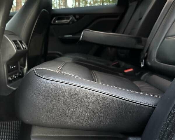 Білий Ягуар Ф-Пейс, об'ємом двигуна 2 л та пробігом 155 тис. км за 17999 $, фото 25 на Automoto.ua