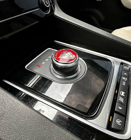 Белый Ягуар Ф-Пейс, объемом двигателя 3 л и пробегом 153 тыс. км за 20500 $, фото 22 на Automoto.ua