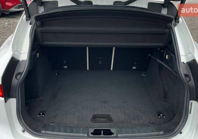 Белый Ягуар Ф-Пейс, объемом двигателя 3 л и пробегом 173 тыс. км за 14900 $, фото 30 на Automoto.ua