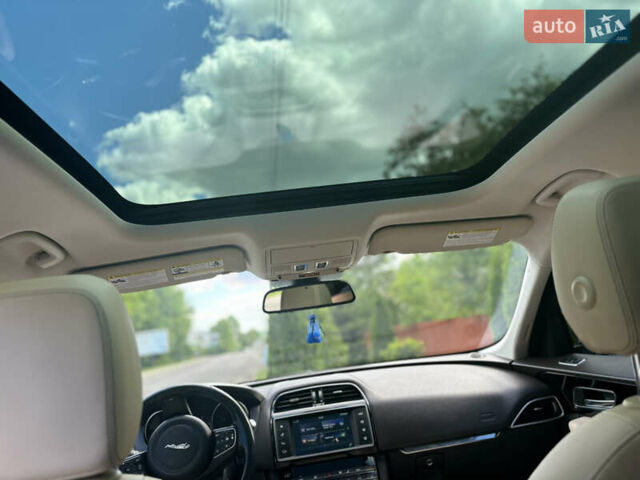 Білий Ягуар Ф-Пейс, об'ємом двигуна 2 л та пробігом 199 тис. км за 22900 $, фото 19 на Automoto.ua