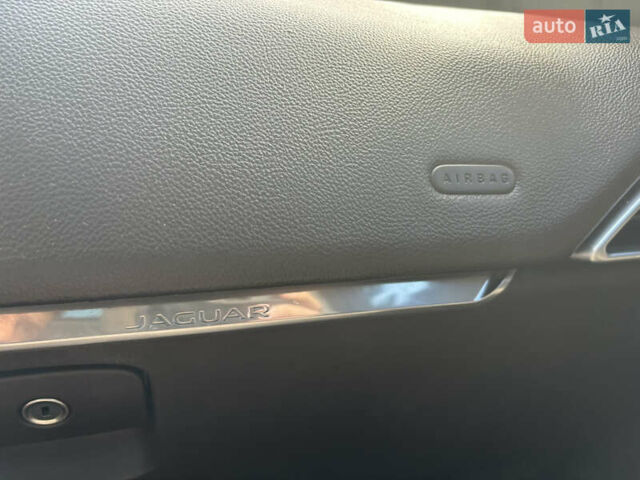 Білий Ягуар Ф-Пейс, об'ємом двигуна 2 л та пробігом 199 тис. км за 22900 $, фото 27 на Automoto.ua