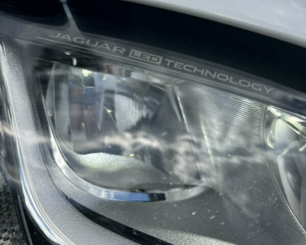 Білий Ягуар Ф-Пейс, об'ємом двигуна 2 л та пробігом 199 тис. км за 22900 $, фото 8 на Automoto.ua