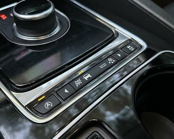 Белый Ягуар Ф-Пейс, объемом двигателя 2 л и пробегом 155 тыс. км за 18700 $, фото 39 на Automoto.ua