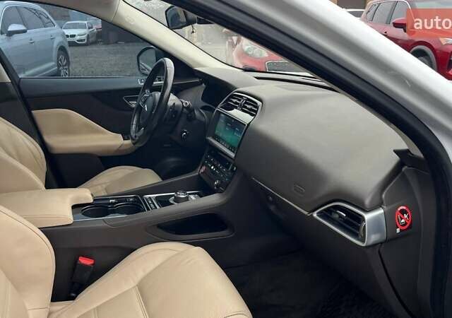 Белый Ягуар Ф-Пейс, объемом двигателя 3 л и пробегом 173 тыс. км за 14900 $, фото 23 на Automoto.ua