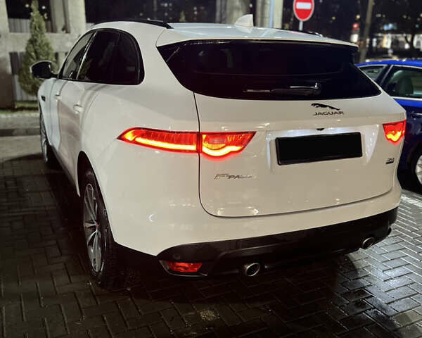 Белый Ягуар Ф-Пейс, объемом двигателя 3 л и пробегом 77 тыс. км за 26500 $, фото 4 на Automoto.ua