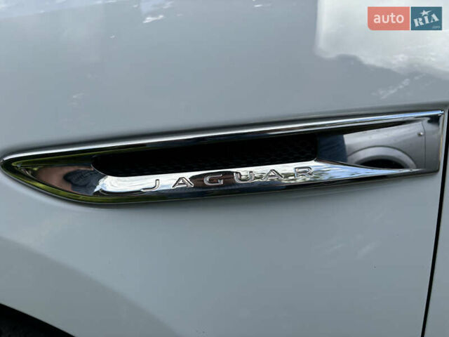 Білий Ягуар Ф-Пейс, об'ємом двигуна 2 л та пробігом 199 тис. км за 22900 $, фото 66 на Automoto.ua