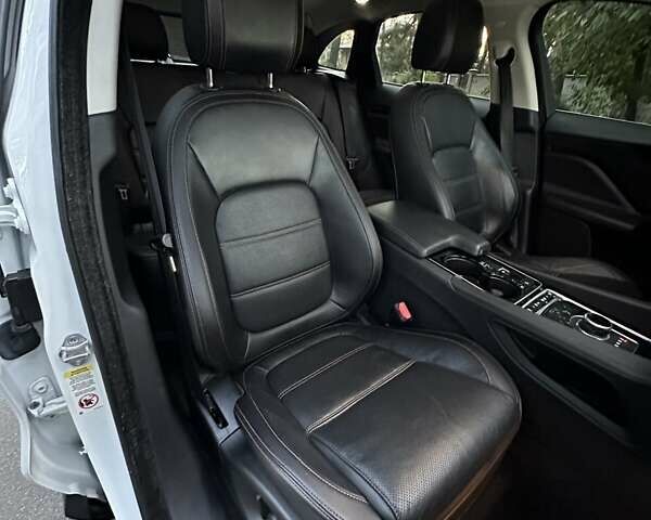 Білий Ягуар Ф-Пейс, об'ємом двигуна 2 л та пробігом 155 тис. км за 17999 $, фото 43 на Automoto.ua