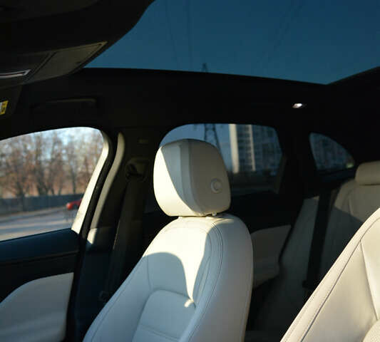 Білий Ягуар Ф-Пейс, об'ємом двигуна 2 л та пробігом 192 тис. км за 19300 $, фото 11 на Automoto.ua