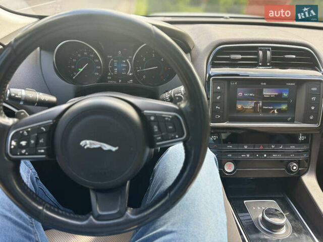 Білий Ягуар Ф-Пейс, об'ємом двигуна 2 л та пробігом 199 тис. км за 22900 $, фото 32 на Automoto.ua